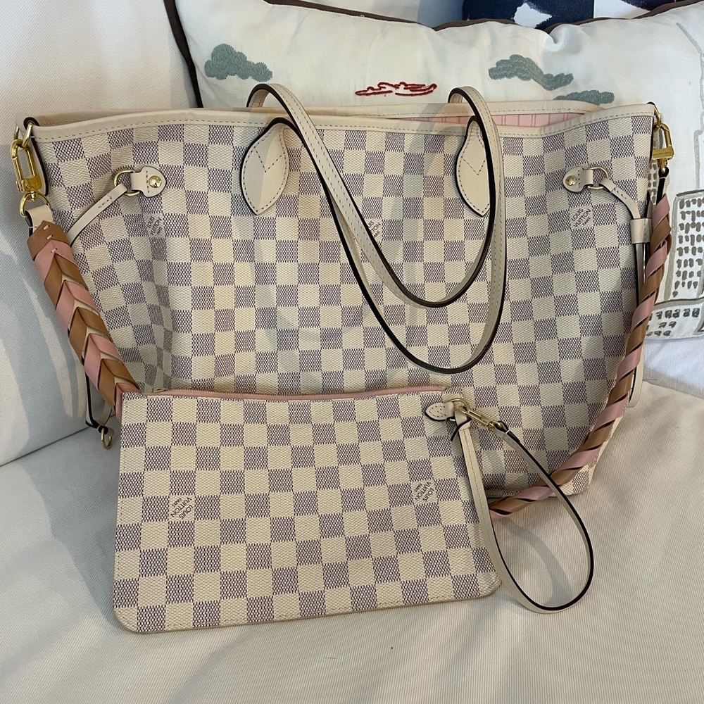 Mint condition, like new, Louis Vuitton Neverfull MM D. azur with strap & pouch